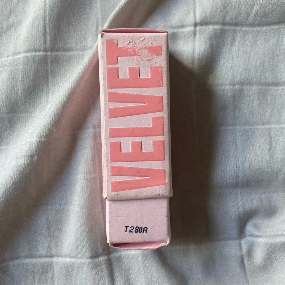 JEFFREE STAR Velvet Trap Lipstick - HOT COMMODITY